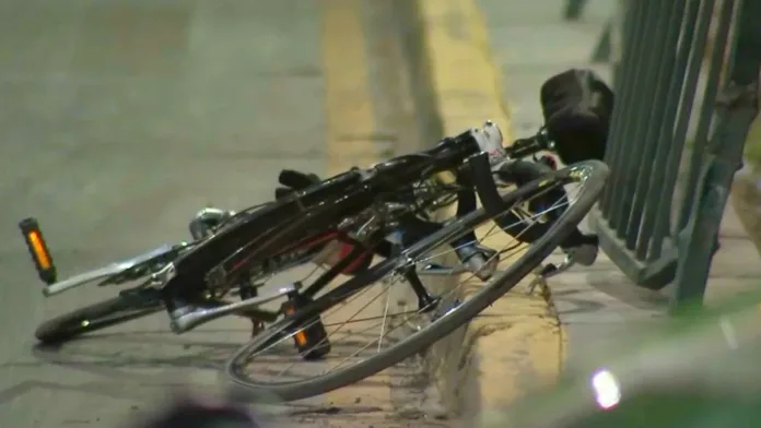 Ciclista de 62 años en estado crítico tras ser atropellado en Maipú. Ciclista de 62 años en estado crítico tras ser atropellado en Maipú.