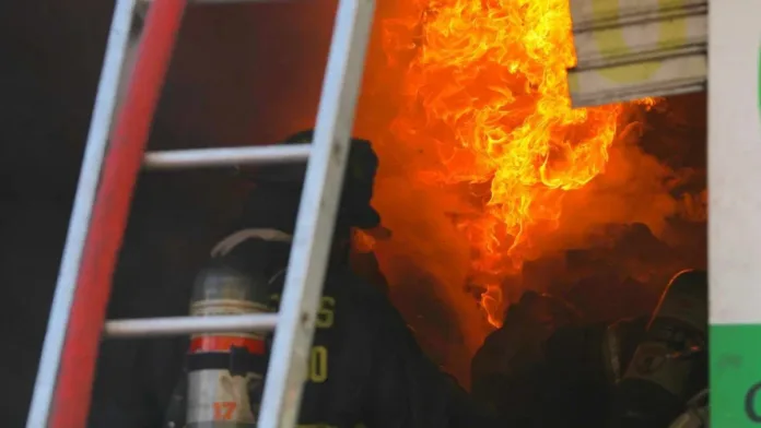 Incendio en Pelequén: un fallecido y tres viviendas destruidas. Incendio en Pelequén: un fallecido y tres viviendas destruidas.