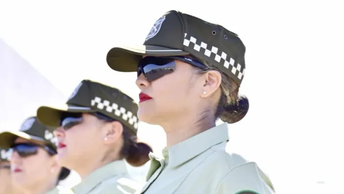 Nuevo uniforme de Carabineros: arma estilo 'Batman' y chaleco antibalas oculto. Nuevo uniforme de Carabineros: arma estilo 'Batman' y chaleco antibalas oculto.