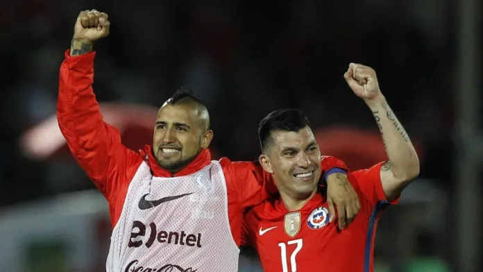 Arturo Vidal y Gary Medel celebran su logro académico junto a sus orgullosas familias. Arturo Vidal y Gary Medel celebran su logro académico junto a sus orgullosas familias.