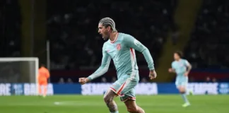 Rodrigo De Paul brilla con un gol y lleva al Atlético a la cima tras vencer al Barça.