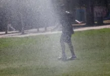 Calurosa Navidad en Santiago: termómetros podrían alcanzar casi 40 grados.