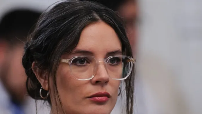 La vocera del Gobierno defiende la renuncia de Monsalve como correcta y oportuna. La vocera del Gobierno defiende la renuncia de Monsalve como correcta y oportuna.