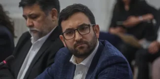 Crispi pierde apoyo y el oficialismo exige su renuncia ante la crisis actual.