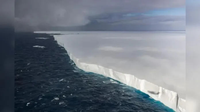 El iceberg más grande del mundo avanza hacia una isla del Atlántico Sur. El iceberg más grande del mundo avanza hacia una isla del Atlántico Sur.