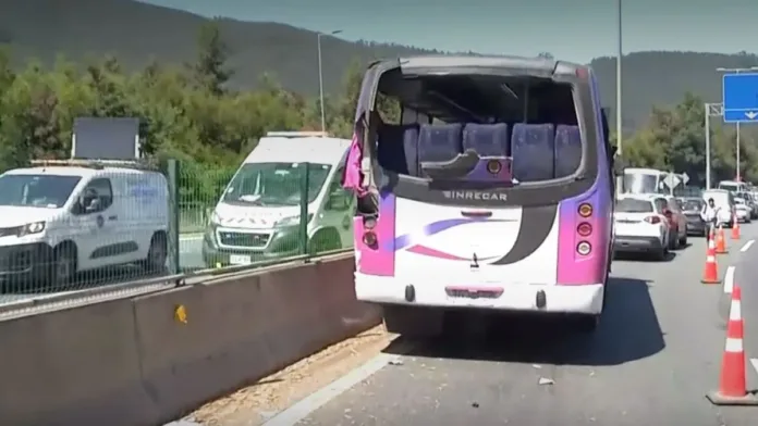 Tragedia en Lota: tres vidas perdidas en un accidente de bus en su cumpleaños. Tragedia en Lota: tres vidas perdidas en un accidente de bus en su cumpleaños.