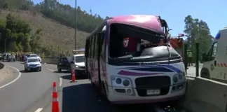 Tragedia en Lota: accidente de bus cobra 3 vidas y deja 11 heridos.