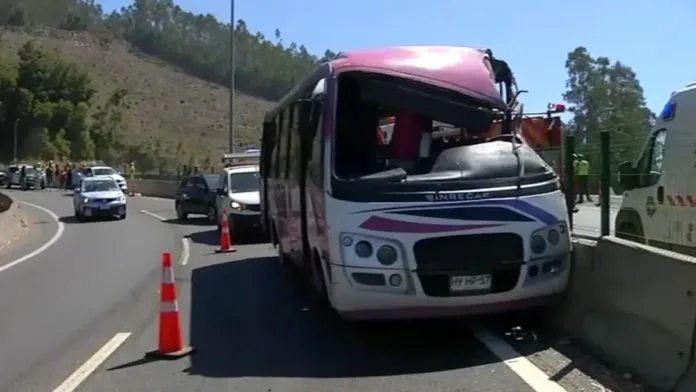Tragedia en Lota: accidente de bus cobra 3 vidas y deja 11 heridos. Tragedia en Lota: accidente de bus cobra 3 vidas y deja 11 heridos.