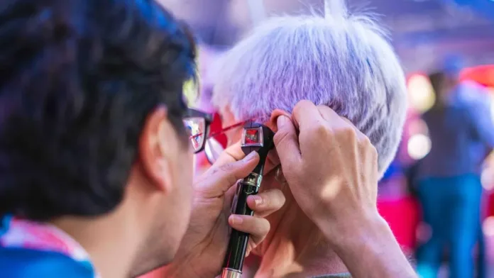 Consejos para prevenir la otitis en verano tras el caso de la hija de Lucybell. Consejos para prevenir la otitis en verano tras el caso de la hija de Lucybell.