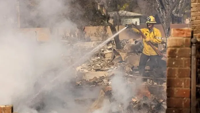 Los incendios en Los Ángeles dejan un trágico saldo de 16 fallecidos. Los incendios en Los Ángeles dejan un trágico saldo de 16 fallecidos.
