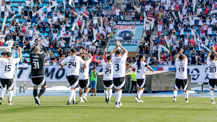 Colo Colo Centenario se cae en el Calvo y Bascuñán por falta de pago de arriendo. Colo Colo Centenario se cae en el Calvo y Bascuñán por falta de pago de arriendo.