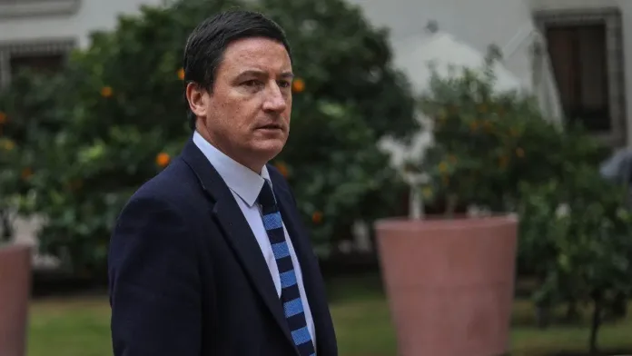 Squella respalda a Kast: "Las críticas de Chile Vamos son constantes y esperadas". Squella respalda a Kast: "Las críticas de Chile Vamos son constantes y esperadas".