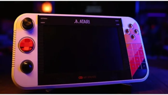 Atari revela su consola portátil retro con trackball y gatillos en CES 2025. Atari revela su consola portátil retro con trackball y gatillos en CES 2025.