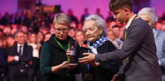 Conmemorando 80 años de la liberación de Auschwitz y recordando a sus sobrevivientes.