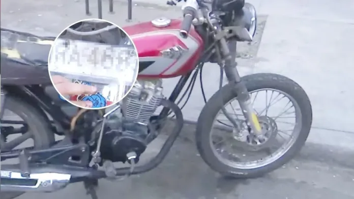 Detenido en Meiggs: moto sin licencia y con patente de papel Detenido en Meiggs: moto sin licencia y con patente de papel