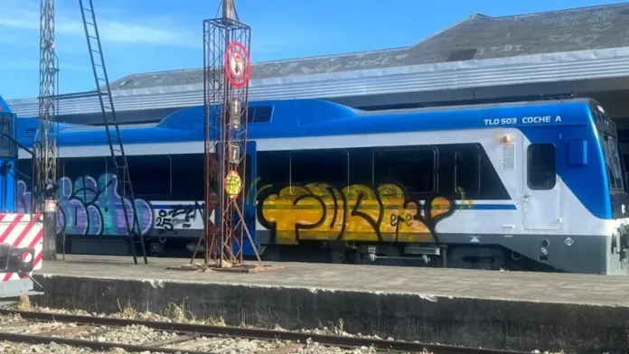 Vandalismo previo al inicio de operaciones del tren Llanquihue-Puerto Montt. Vandalismo previo al inicio de operaciones del tren Llanquihue-Puerto Montt.