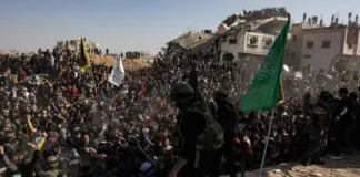 Netanyahu retrasa excarcelación de palestinos tras liberación caótica de rehenes.