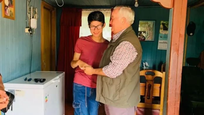 El padre de Benjamín Rivas celebra su logro académico con orgullo y emoción. El padre de Benjamín Rivas celebra su logro académico con orgullo y emoción.