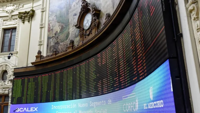 La Bolsa de Santiago marca un nuevo récord tras la reforma de pensiones. La Bolsa de Santiago marca un nuevo récord tras la reforma de pensiones.