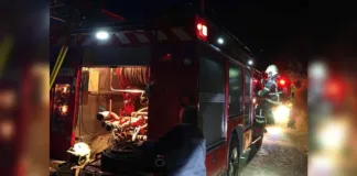 Bomberos de Los Ángeles enfrentan dos emergencias que destruyeron dos casas.