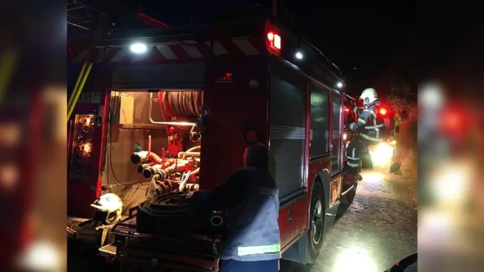 Bomberos de Los Ángeles enfrentan dos emergencias que destruyeron dos casas. Bomberos de Los Ángeles enfrentan dos emergencias que destruyeron dos casas.