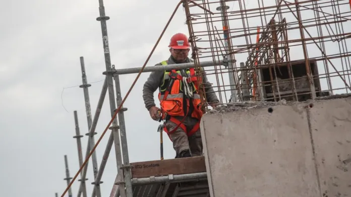 La CChC solicita medidas urgentes para reactivar la inversión en construcción en 2024. La CChC solicita medidas urgentes para reactivar la inversión en construcción en 2024.