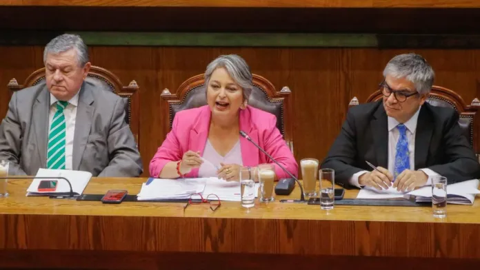 La Cámara de Diputados aprueba la reforma de pensiones tras acuerdo entre La Moneda y Chile Vamos. La Cámara de Diputados aprueba la reforma de pensiones tras acuerdo entre La Moneda y Chile Vamos.