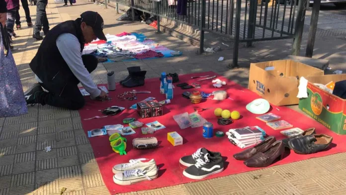 Una de cada tres personas compra productos en el comercio ilegal ambulante. Una de cada tres personas compra productos en el comercio ilegal ambulante.