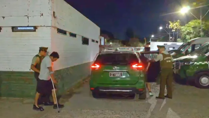 Persecución policial culmina con la detención de dos sospechosos de robo. Persecución policial culmina con la detención de dos sospechosos de robo.
