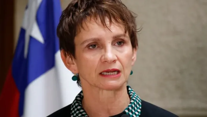 Carolina Tohá sugiere su posible candidatura presidencial en un futuro cercano. Carolina Tohá sugiere su posible candidatura presidencial en un futuro cercano.
