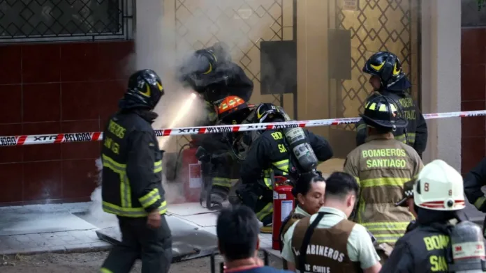 Evacuación en Cerro Santa Lucía por alerta de humo desde cámara subterránea.