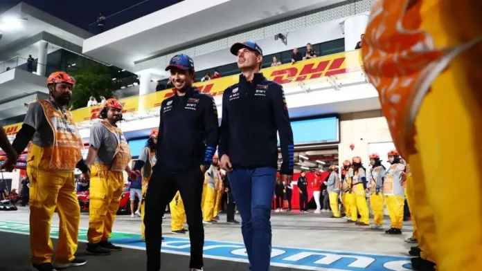 Descubre el precio de las zapatillas que usa Checo Pérez en su carrera. Descubre el precio de las zapatillas que usa Checo Pérez en su carrera.