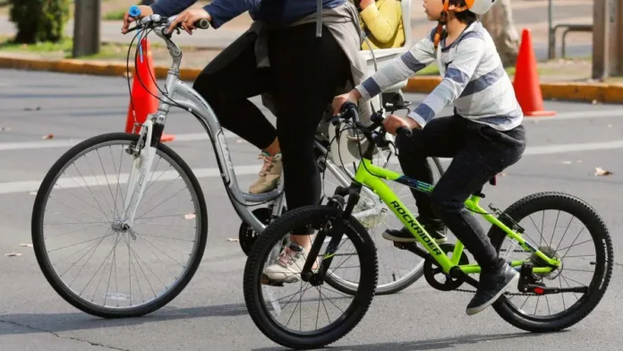 Alerta Roja por calor extremo: Ciclorecreovía suspendida en Santiago este domingo. Alerta Roja por calor extremo: Ciclorecreovía suspendida en Santiago este domingo.