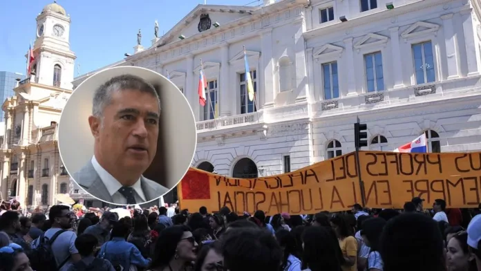 Profesores de Santiago advierten sobre posibles paros en el inicio del año escolar. Profesores de Santiago advierten sobre posibles paros en el inicio del año escolar.