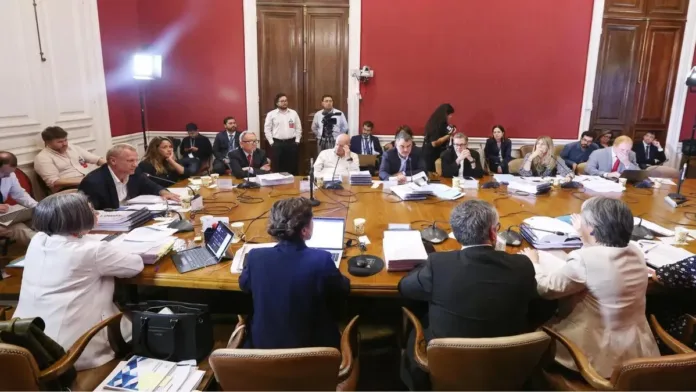 Hacienda debate reforma de pensiones para mejorar competitividad y rentabilidad. Hacienda debate reforma de pensiones para mejorar competitividad y rentabilidad.