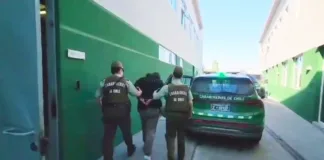 Mujer arrestada por agredir y robar $14 mil a un adulto mayor en su hogar.