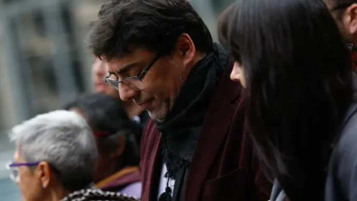 Daniel Jadue defiende su cumplimiento de arresto domiciliario ante Carabineros. Daniel Jadue defiende su cumplimiento de arresto domiciliario ante Carabineros.