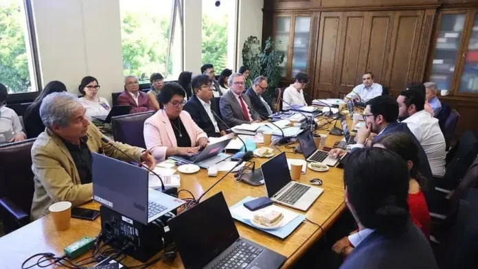La Comisión de Educación del Senado aprueba reparación a profesores por deuda histórica. La Comisión de Educación del Senado aprueba reparación a profesores por deuda histórica.