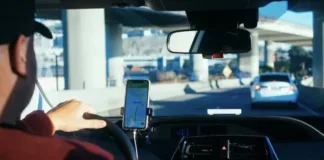 Buscan a chofer de Uber que encontró un vale vista millonario en una mochila.