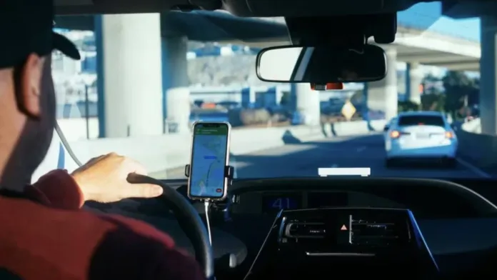 Buscan a chofer de Uber que encontró un vale vista millonario en una mochila. Buscan a chofer de Uber que encontró un vale vista millonario en una mochila.