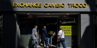 Análisis del mercado de dólar futuro y su impacto en la política cambiaria de Milei.