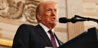 Trump impone aranceles del 25% a Colombia por rechazar migrantes deportados.