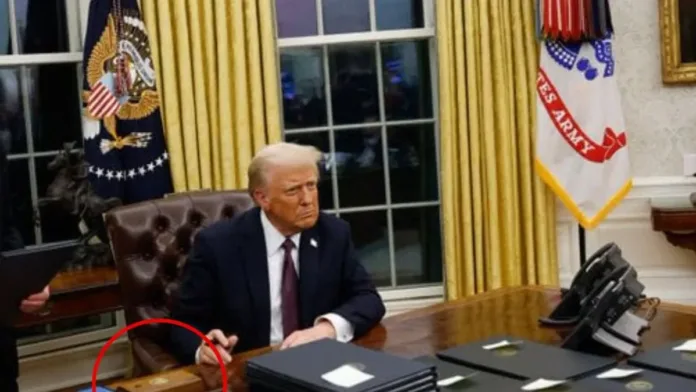 Donald Trump vuelve a instalar el icónico botón de Coca-Cola en la Oficina Oval. Donald Trump vuelve a instalar el icónico botón de Coca-Cola en la Oficina Oval.