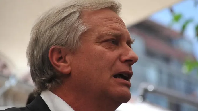 La familia de José Antonio Kast denuncia estafa por parte de empresa de alimentos para mascotas. La familia de José Antonio Kast denuncia estafa por parte de empresa de alimentos para mascotas.