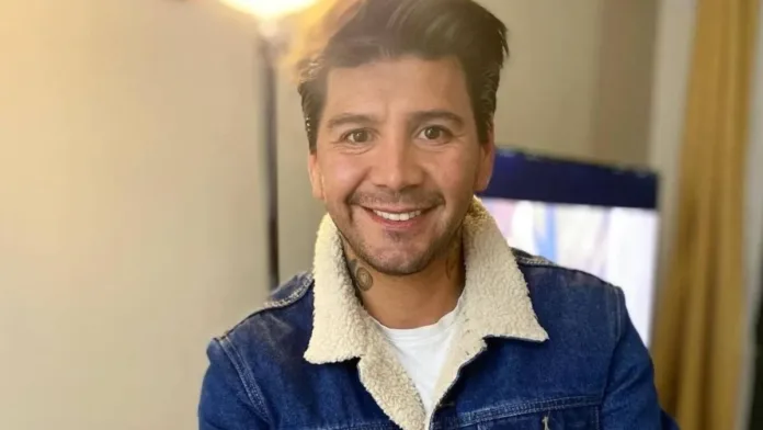Edmundo Varas y su pareja deslumbran en redes con su sorprendente estilo de vida. Edmundo Varas y su pareja deslumbran en redes con su sorprendente estilo de vida.