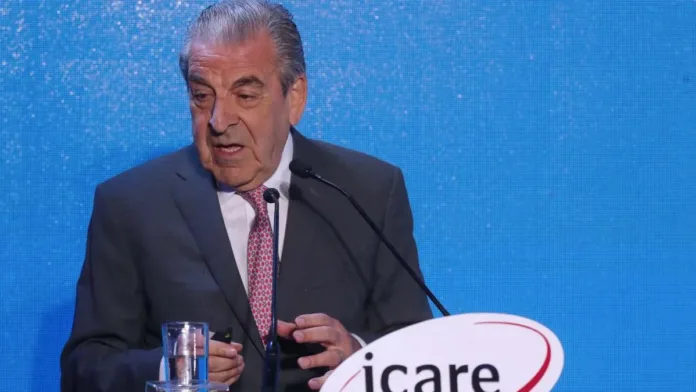 Eduardo Frei critica el crecimiento del 2% y recuerda la bonanza de su gobierno.