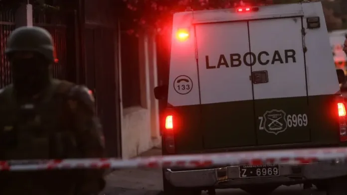 Detienen a hombre de 35 años por posible conexión en muerte de mujer en Estación Central. Detienen a hombre de 35 años por posible conexión en muerte de mujer en Estación Central.