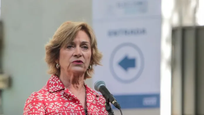 Evelyn Matthei celebra avances en la reforma de pensiones y reconoce el camino por recorrer. Evelyn Matthei celebra avances en la reforma de pensiones y reconoce el camino por recorrer.