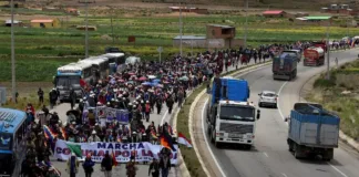 Manifestantes en La Paz: tensión entre seguidores de Evo y gremiales.