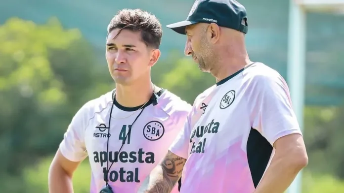 Felipe Gutiérrez inicia su carrera como técnico junto a un ex DT de la UC. Felipe Gutiérrez inicia su carrera como técnico junto a un ex DT de la UC.